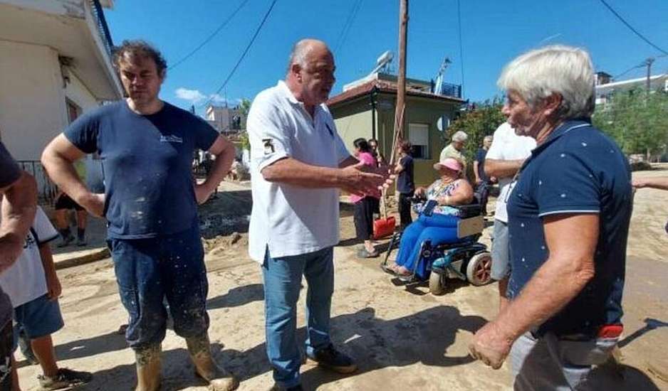 Βόλος: Ένταση και «γαλλικά» ανάμεσα σε Αχιλλέα Μπέο και εθελοντές της ΚΝΕ – «Άντε ρε φύγε από εδώ»